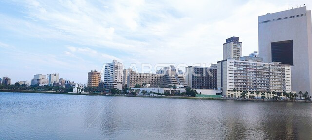 الفن الهندسي المعماري للمباني والأبراج التجاريه المطلة على البحر الأحمر في حي البلد, السحب البيضاء في السماء أثناء النهار في المملكة العربية السعودية, البيئة والطبيعة البحرية في منطقة المحمل في مدينة جدة 