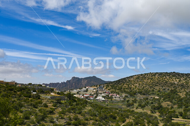 مناظر الطبيعة الجبلية المتميزة على الهضاب والمرتفعات في المملكة العربية السعودية، جبال دقة الخضراء الخصبة في منطقة شفا في مدينة الطائف، منظر الغيوم البيضاء في السماء، الاهتمام بالتشجير والزراعة