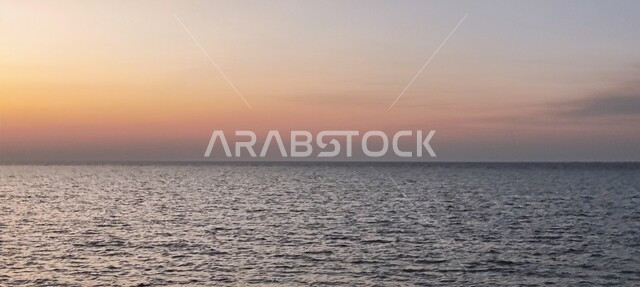 الواجهة البحرية في المملكة العربية السعودية، الاستمتاع بمنظر المياه في وقت غروب الشمس على شاطئ جدة السياحي، صورة بانورامية للشمس على ساحل البحر الأحمر، مناطق الرحلات والنزهات في الصيف, اماكن سياحية مشهورة