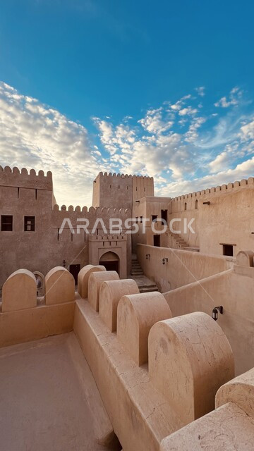 قلعة نزوى الأثريه في سلطنة عمان, معالم أثريه تاريخيه شعبيه في ولاية نزوى, الفن الهندسي المعماري على الطراز القديم للقلاع والحصون، منظر الغيوم والسحب البيضاء في السماء