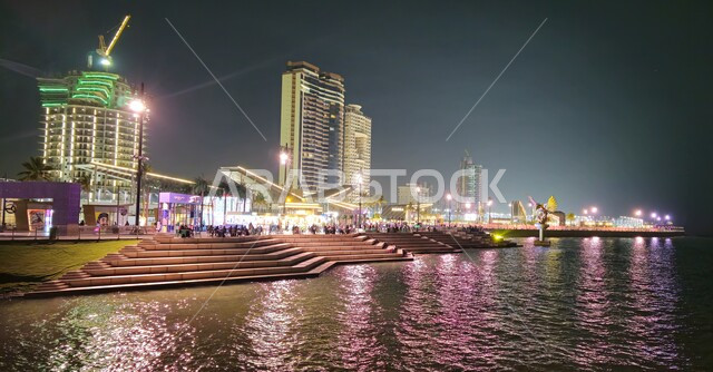 إطلالة جميلة على كورنيش جدة بالمملكة العربية السعودية ، الواجهة البحرية على سواحل البحر الأحمر، المعالم السياحية والساحلية في المملكة, جمال الابراج والاضاءة في الليل, هدوء وجمال البحر