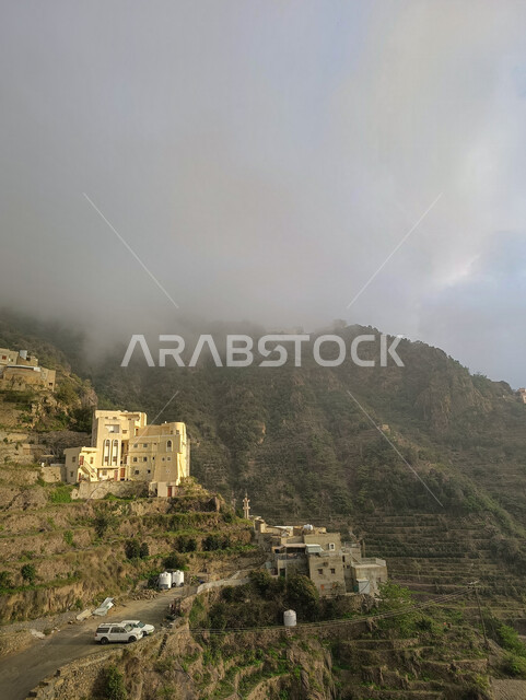 الاشجار والنباتات الخضراء على سفوح الجبال, الأجواء الضبابية والمناظر الطبيعية المتميزة, التكوينات الصخرية في محافظة فيفاء بالمملكة العربية السعودية, البيوت السكنية على القمم والمرتفعات الجبلية في مدينة جازان, أماكن ومعالم سياحية مشهورة