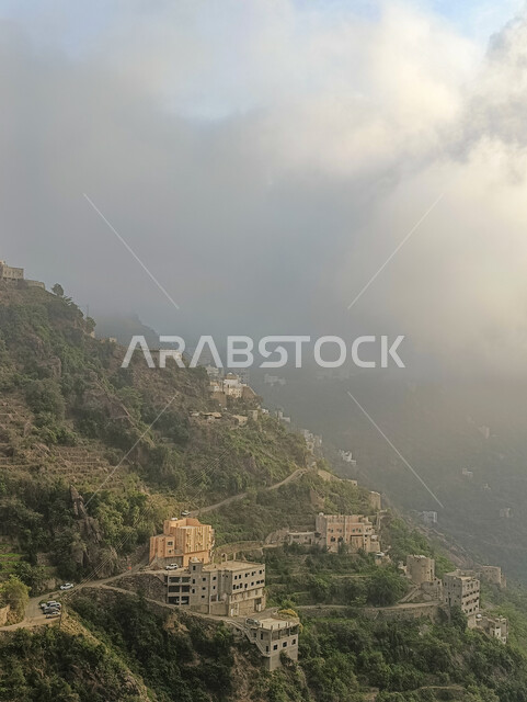 الاشجار والنباتات الخضراء على سفوح الجبال, الأجواء الضبابية والمناظر الطبيعية المتميزة, التكوينات الصخرية في محافظة فيفاء بالمملكة العربية السعودية, البيوت السكنية على القمم والمرتفعات الجبلية في مدينة جازان, أماكن ومعالم سياحية مشهورة