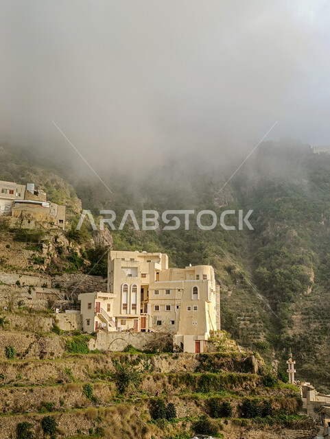 الأجواء الضبابية والمناظر الطبيعية المتميزة, التكوينات الصخرية في محافظة فيفاء بالمملكة العربية السعودية, البيوت السكنية على القمم والمرتفعات الجبلية في مدينة جازان, الاشجار والنباتات الخضراء على سفوح الجبال, أماكن ومعالم سياحية مشهورة