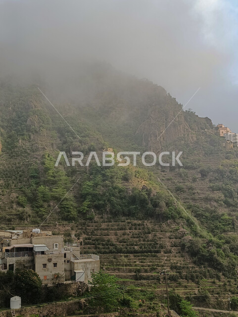 الأجواء الضبابية والمناظر الطبيعية المتميزة, التكوينات الصخرية في محافظة فيفاء بالمملكة العربية السعودية, البيوت السكنية على القمم والمرتفعات الجبلية في مدينة جازان, الاشجار والنباتات الخضراء على سفوح الجبال, أماكن ومعالم سياحية مشهورة