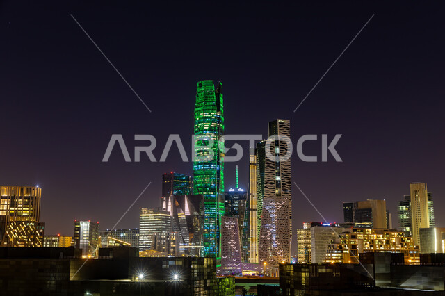 المنشآت الاقتصاديه في المملكة العربية السعودية، الفن الهندسي المعماري للأبراج وناطحات السحاب، صورة مقربة لمدينة الملك عبد الله المالية (كافد) المضاءة في الليل, النمو والتطور العمراني للمباني المشهورة في مدينة الرياض