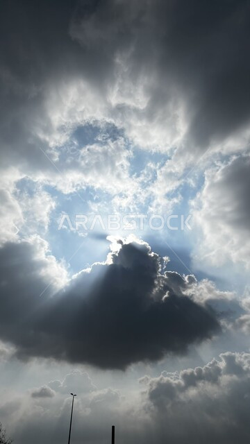 السماء المليئة بالغيوم الكثيفة, حجب أشعة الشمس الساطعة، مناظر طبيعية في منطقة الخبر بالمملكة العربية السعودية, السحب الرعدية والداكنة