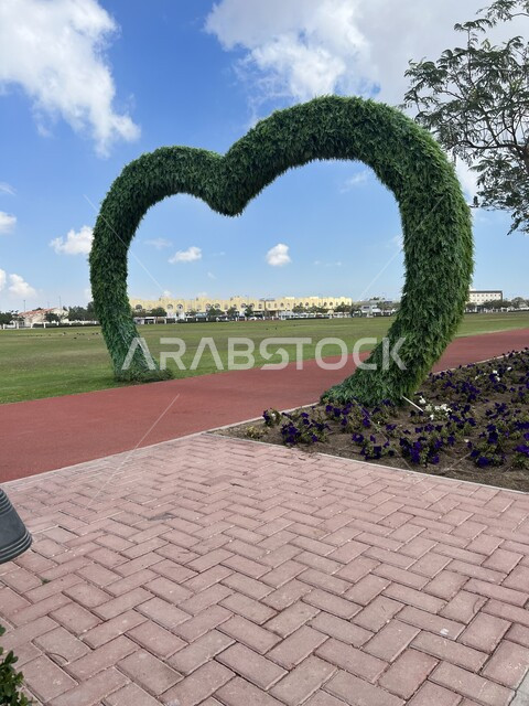 الحدائق الترفيهية في قطر, قضاء وقت ممتع في الطبيعة والهواء الطلق في حديقة الريان بالدوحة, شجرة على شكل قلب, الاهتمام بالازهار والمزروعات, اماكن طبيعية عائلية