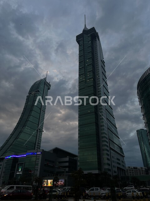 المرفأ المالي في دولة البحرين، الفن الهندسي المعماري على الطراز الحديث للابراج التجارية، حركة مرور السيارات في الشوارع والطرقات، المعالم المشهورة في المنامة، منظر السماء الملبدة بالغيوم