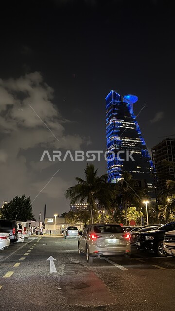 النمو والتطور العمراني للمنشأت وناطحات السحاب, مدينة جدة المضاءة في الليل, طرق وشوارع السعودية, خط سير السيارات,  الفن الهندسي المعماري للابراج في المملكة, الاهتمام بالاشجار الخضراء, الافق والمعالم التجارية المشهورة