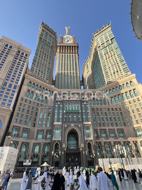 الفنادق والأبراج المطلة على الحرم المكي الشريف في مكة المكرمة بالمملكة العربية السعودية ، أداء مناسك الحج والعمرة، العبادة والتقرب إلى الله، معالم دينية إسلامية، الفن الهندسي المعماري لمبنى برج الساعة الملكي 