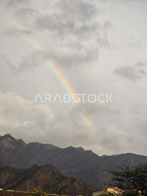 التشكيلات والتكوينات الصخرية, البيئة الطبيعية في القمم والمرتفعات الجبلية, السياحة في الإمارات العربية المتحدة, الاماكن والمعالم المشهورة في مدينة الفجيرة, قوس الألوان وسط السماء الملبدة بالغيوم بعد هطول المطر