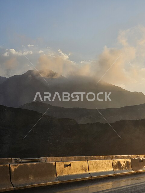 القمم والمرتفعات الجبلية, الاستمتاع بالمناظر الطبيعية في النهار وسط الأجواء الضبابية, الطبيعة الصخرية في جبال السعودية,الطرق والشوارع المؤدية إلى دبا الحصن, السياحة في الإمارات العربية المتحدة, الأماكن المشهورة لإمارة الفجيرة, خلفية طبيعة