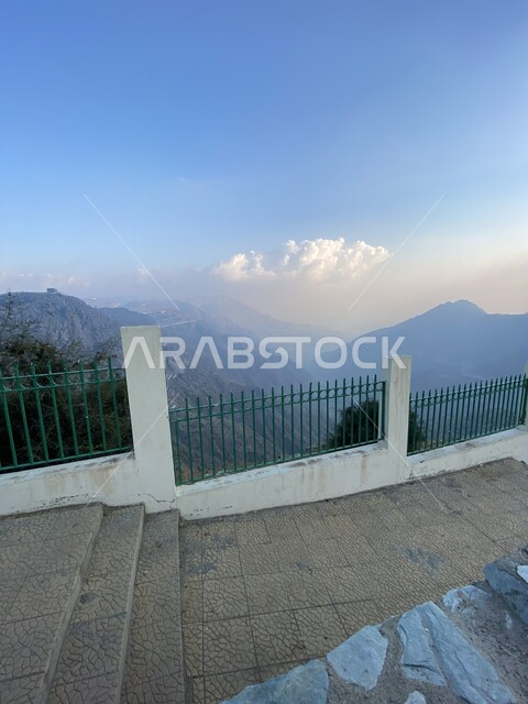 بناء الأدراج والسلالم الحديثة لتسهيل الوصول في منطقة الباحة ، معالم سياحيه مشهورة في المملكة العربية السعودية, الاهتمام بالأماكن الجبلية لجذب السياح من شتى أنحاء العالم, مناطق للرحلات والجولات العائلية الممتعة