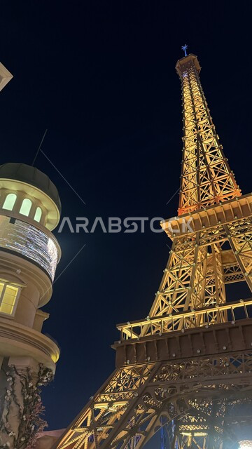 فعاليات موسم الرياض, اختيار المكان المناسب لقضاء وقت ممتع, السياحة في المملكة العربية السعودية, صورة من الاسفل لمجسم البرج, الفن الهندسي في بوليفارد وورلد في الرياض, التسلية والترفيه في وقت الاجازة