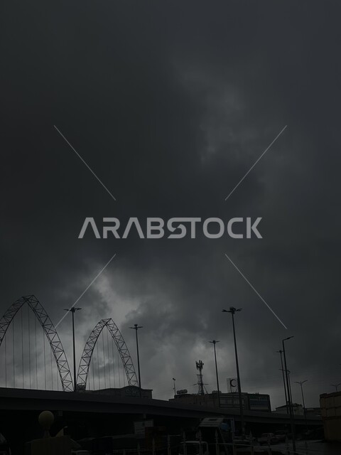 أعمدة الإنارة في الطرقات الموزعة ,الأجواء الشتوية الغائمة في سماء مدينة ابها في المملكة العربية السعودية، الجسور في الشوارع الرئيسية في منطقة عسير, خلفية السماء الملبدة بالغيوم