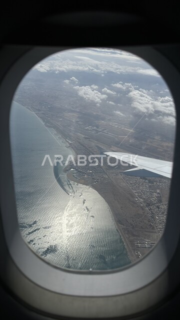 منظر الغيوم البيضاء في السماء, صورة من نافذة الطائرة من الاعلى لدولة عمان ,المناظر الطبيعيه في دول الخليج العربي, مفهوم السياحه والسفر, خلفية الطبيعه