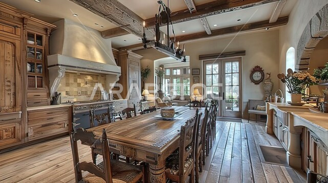 تصميم داخلي أنيق لمطبخ على الطراز الريفي مع عوارض خشبية وباركيه، أثاث منزلي عتيق بلمسة ريفية أنيقة، تصميمات وديكورات بسيطة، طاولة سفرة خشبية، مطابخ قديمة متميزة