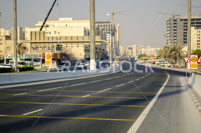  الاهتمام بتجهيزات البنية التحتية في دولة قطر، طرق سير السيارات والحركة المرورية وسط العاصمة القطرية، الفن الهندسي المعماري للمباني والمنشآت السكنية والتجارية، الطرقات والشوارع الاسفلتيه المعبدة في مدينة الدوحة في النهار