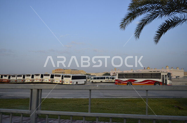 محطات ومواقف الحافلات والباصات في مدينة الدوحة في النهار، وسائل المواصلات الداخلية للتنقل البري داخل حدود البلاد، السهولة والمرونه في الانتقال ، تأمين وتوفير خدمات السفر والنقل في دولة قطر