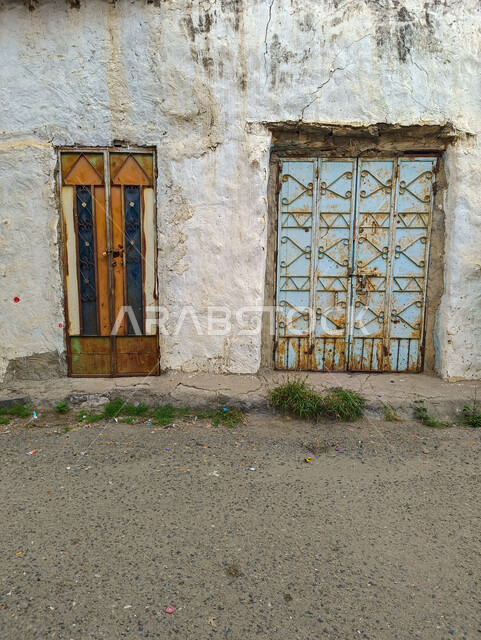 الدكاكين والمحلات القديمة في الأسوق الشعبية بمحافظة فيفاء، البيوت الاثرية التقليدية في مدينة جازان، أبواب حديدة متصدئة ومهترئة، المناطق التراثية في المملكة العربية السعودية