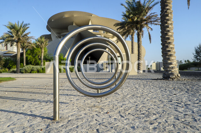 مصفات الدراجات الهوائية أمام مبنى المتحف الوطني في مدينة الدوحة، زراعة أشجار النخيل والمساحات الخضراء في المدن السياحية، الفن الهندسي المعماري المتطور بتصاميم تعكس الثقافة القطرية وهوية البلاد، المتاحف والمعالم التراثية الحضارية المشهورة في دولة قطر