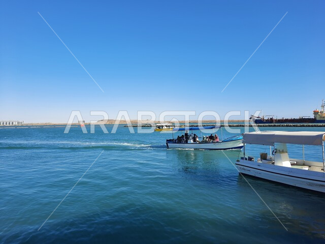 منظر القوارب والسفن السياحية على الشاطئ في النهار، الواجهة البحرية والسواحل الشاطئية في مدينة ينبع في المملكة العربية السعودية، مناطق وأماكن عائليه ترفيهيه على ساحل البحر الاحمر