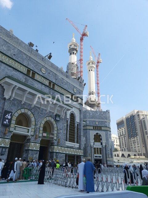 معالم دينية إسلامية، أداء مناسك الحج والعمرة، الحرم المكي الشريف، صورة مقربة للحجاج والمعتمرين في ساحة المسجد الحرام في مكة المكرمة في المملكة العربية السعودية في النهار، مدن واماكن مقدسة، الفن الهندسي المعماري على الطراز الإسلامي