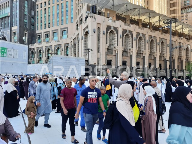 أداء مناسك الحج والعمرة، الحرم المكي الشريف، صورة مقربة للحجاج والمعتمرين في ساحة المسجد الحرام في مكة المكرمة في المملكة العربية السعودية في النهار، مدن واماكن مقدسة، الفن الهندسي المعماري على الطراز الإسلامي، معالم دينية إسلامية