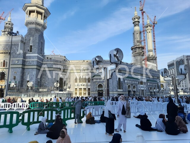 أداء مناسك الحج والعمرة، الحجاج والمعتمرين في ساحة المسجد الحرام في مكة المكرمة في المملكة العربية السعودية في النهار، الحرم المكي الشريف، معالم دينية إسلامية، مدن واماكن مقدسة، الفن الهندسي المعماري على الطراز الإسلامي