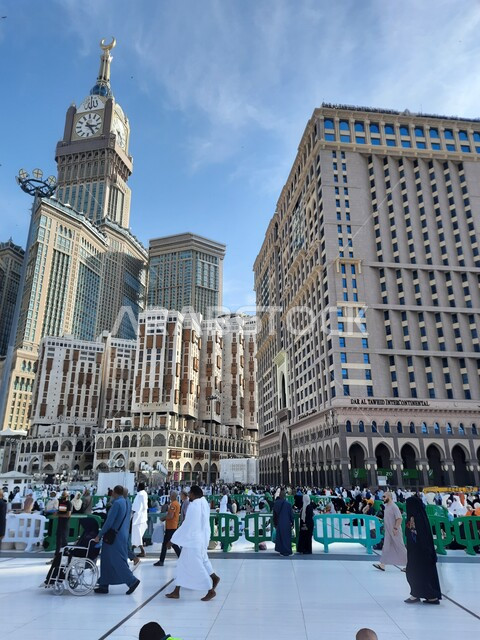 Architectural engineering art in the Islamic style, performing Hajj and Umrah rituals, pilgrims and pilgrims in the courtyard of the Grand Mosque in Mecca in the Kingdom of Saudi Arabia during the day, the Holy Mosque of Mecca, Islamic religious landmarks, cities and holy places