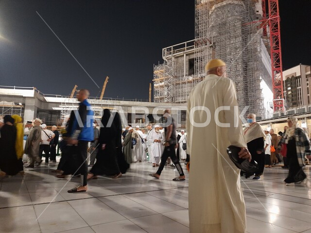 مدن واماكن مقدسة، الفن الهندسي المعماري على الطراز الإسلامي، معالم دينية إسلامية، أداء مناسك الحج والعمرة، الحرم المكي الشريف، صورة مقربة للحجاج والمعتمرين في ساحة المسجد الحرام في مكة المكرمة في المملكة العربية السعودية ليلا