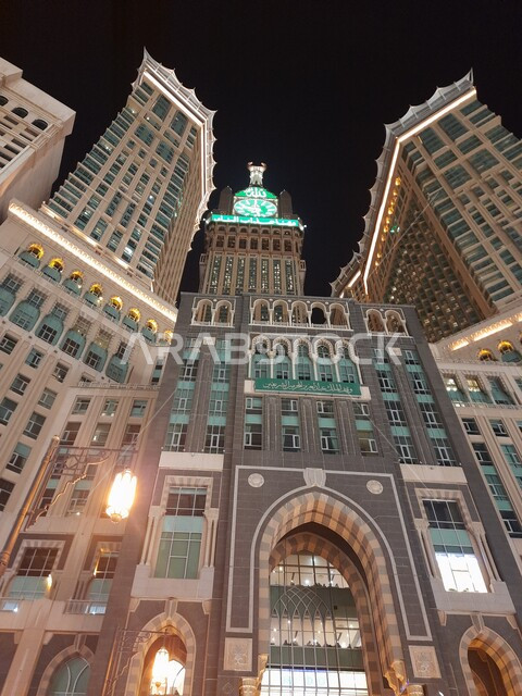 معالم دينية اسلامية مشهورة، الفن الهندسي العمراني على الطراز الإسلامي، الأبراج المطلة على الحرم المكي الشريف في المملكة العربية السعودية، مبنى برج الساعة الملكي في مكة المكرمة ليلا، بيت الله الحرام