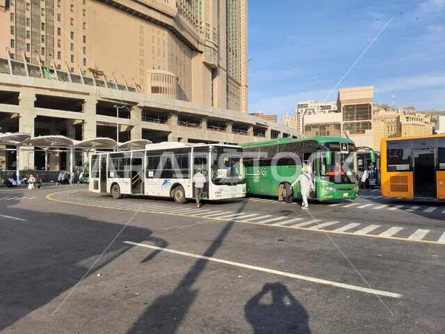 موقف كدي للحافلات بجوار الحرم المكي الشريف في مكة المكرمة، السياحة الدينية في المملكة العربية السعودية، أماكن ومعالم اسلامية مقدسة، الساحة الخاصة بوسائل المواصلات لنقل زوار بيت الله الحرام
