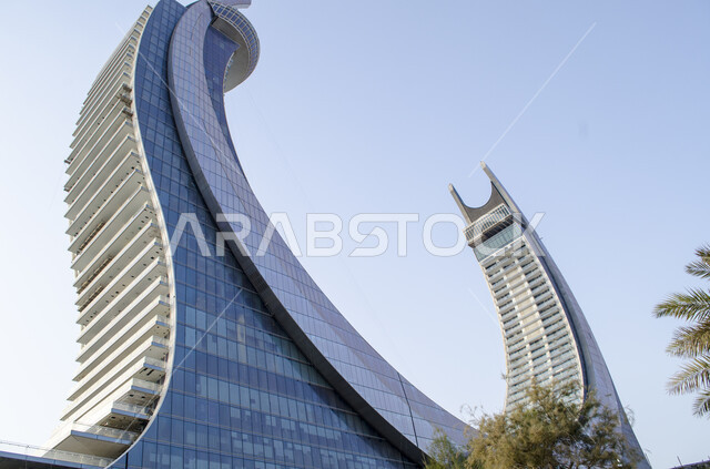 الفن الهندسي المعماري للمنشآت وناطحات السحاب في مدينة الدوحة, صورة مقربة لمبنى برج كتارا التوأم في وقت النهار بمنطقة لوسيل, العمل على تنمية وتطور الأبراج والمباني, أماكن ومعالم السياحة المشهورة في قطر