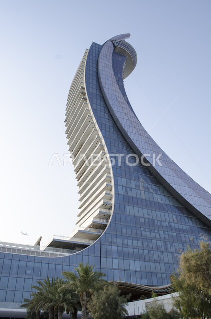 أماكن ومعالم السياحة المشهورة في قطر، الفن الهندسي المعماري للمنشآت وناطحات السحاب في مدينة الدوحة, صورة مقربة لمبنى برج كتارا التوأم في وقت النهار بمنطقة لوسيل, العمل على تنمية وتطور الأبراج والمباني, 