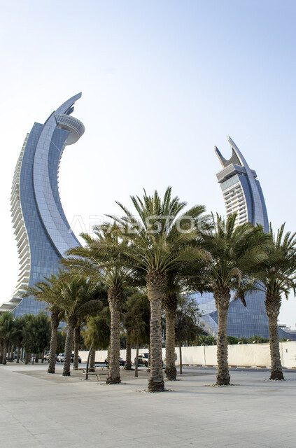 التقدم و التطور و النمو العمراني على الطراز الحديث في الدوحة، مناطق سياحية لجذب السياح في قطر، مبنى برج كتارا التوأم الزجاجي في منطقة لوسيل، ابراج وناطحات سحاب مميزة