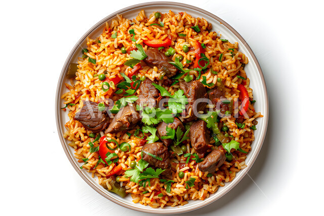 طبق أرز شعبي مع اللحم المبهر مجهز في المطبخ السعودي، وصفات شرقية تقليدية مشهية ولذيذة، طبق سعودي تقليدي مزين بالخضراوات جاهز، أرز كابولي على خلفية بيضاء، مطابخ ومطاعم شرقية