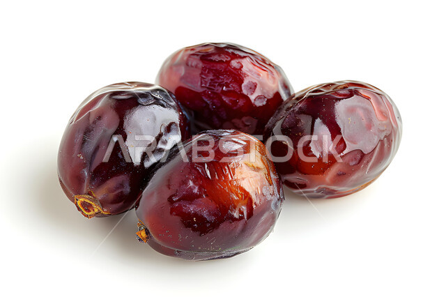 وجبة ذات قيمة غذائية عالية، طبقات من تمر العجوة الصحي، ضيافة رمضانية مميزة، انواع من التمور الصحية واللذيذة، تمر العجوة اللذيذ، خلفية بيضاء