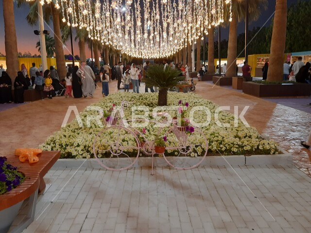 الديكورات والتصاميم في حديقة المناسبات بمدينة ينبع الصناعية، معارض ومهرجانات طبيعية سياحية في المملكة العربية السعودية، الحفاظ على البيئة والتنمية المستدامة، وجهه عائلية ثقافية وترفيهية، توافد الزوار والسائحين للاستمتاع بفعاليات مهرجان الزهور