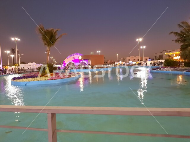 الاستمتاع بقضاء الوقت بجانب بحيرة الحديقة، المعارض و المهرجانات الطبيعية في ينبع بالمملكة العربية السعودية، الاهتمام بالمنتزهات والحدائق، وجهة عائلية ترفيهية سياحية، الأشجار والأزهار والورود المتفتحة