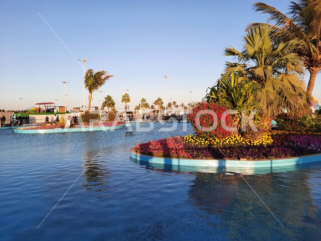 الاستمتاع بقضاء الوقت بجانب بحيرة الحديقة، المعارض و المهرجانات الطبيعية في ينبع بالمملكة العربية السعودية، الاهتمام بالمنتزهات والحدائق، وجهة عائلية ترفيهية سياحية، الأشجار والأزهار والورود المتفتحة