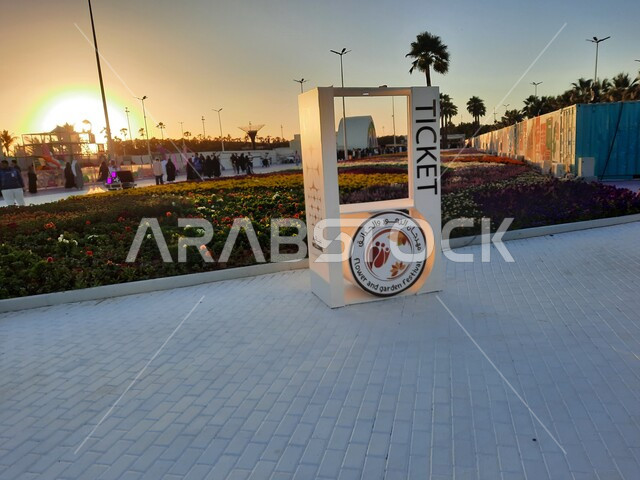 مجسم لنافذة بيع التذاكر، الاهتمام بالطبيعة في المملكة العربية السعودية, الورود والأزهار المتفتحة, انطلاق مهرجان ربيع ينبع للحدائق والزهور, معالم وأماكن السياحة, وجهة عائلية بيئية ترفيهية