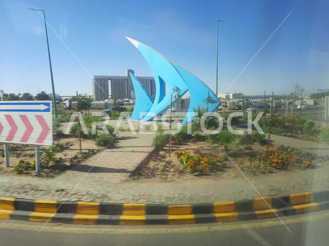 الاهتمام بالمظهر الخارجي للشوارع، دوار السمكة في ينبع، الأماكن والمعالم السياحية في المملكة العربية السعودية، منظر السماء الزرقاء فوق الطرقات، حركة سير السيارت