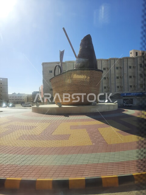 دوار على سمكة بداخل دلو في ينبع، الفن الهندسي العماري للابنية والمنشآت السكنية، الاهتمام بالمظهر الخارجي للشوارع، الأماكن والمعالم السياحية في المملكة العربية السعودية، منظر السماء الزرقاء فوق الطرقات، حركة سير السيارت