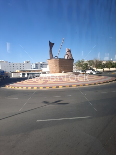 الفن الهندسي العماري للابنية والمنشآت السكنية، الاهتمام بالمظهر الخارجي للشوارع، دوار السمكة بداخل دلو في ينبع، الأماكن والمعالم السياحية في المملكة العربية السعودية، منظر السماء الزرقاء فوق الطرقات، حركة سير السيارت