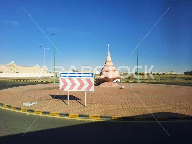 منظر السماء الزرقاء فوق الطرقات، دوار الصدفة في ينبع، العناية بالأشجار والنباتات الخضراء، الاهتمام بالمظهر الخارجي للشوارع، الأماكن والمعالم السياحية في المملكة العربية السعودية، حركة سير السيارت