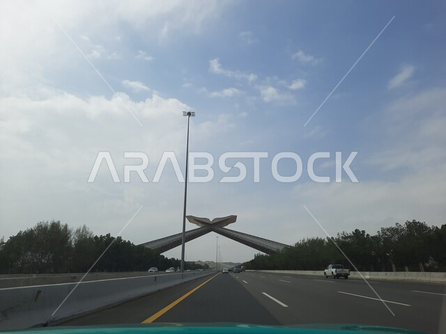 مجسم بوابة القرآن في مكة المكرمة على شكل المصحف الشريف في الطريق السريع, أماكن دينية مقدسة, الطرقات المعبدة والمهيئة للسفر والتنقل بين جدة ومكة