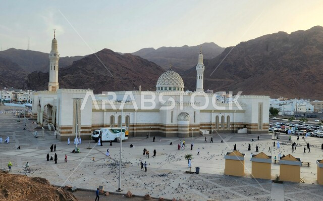 التصميم الهندسي المعماري المميز لمسجد سيد الشهداء, معالم وأماكن دينية مقدسة مشهورة في المملكة العربية السعودية، مجمع مسجد سيد الشهداء في المدينة المنورة، العبادة والتقرب الى الله، اقامة الصلاة في وقتها