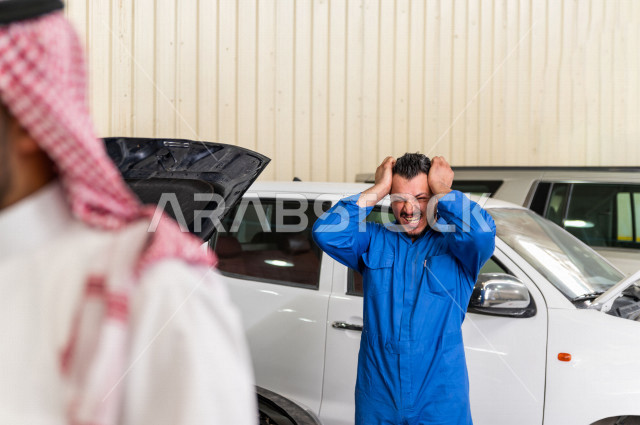 رجل سعودي في زيارة لورشة صيانة السيارات ، يستقبله المهندس الميكانيكي لاصلاح السيارة ، خدمات اصلاح و صيانة السيارات ، مهندس ميكانيكي ، ورشة صيانة 